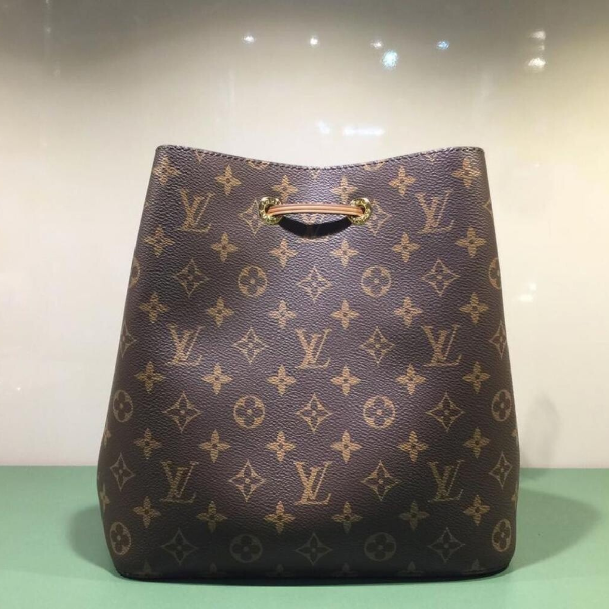 NÉONOÉ MM BAG BY LOUIS VUITTON