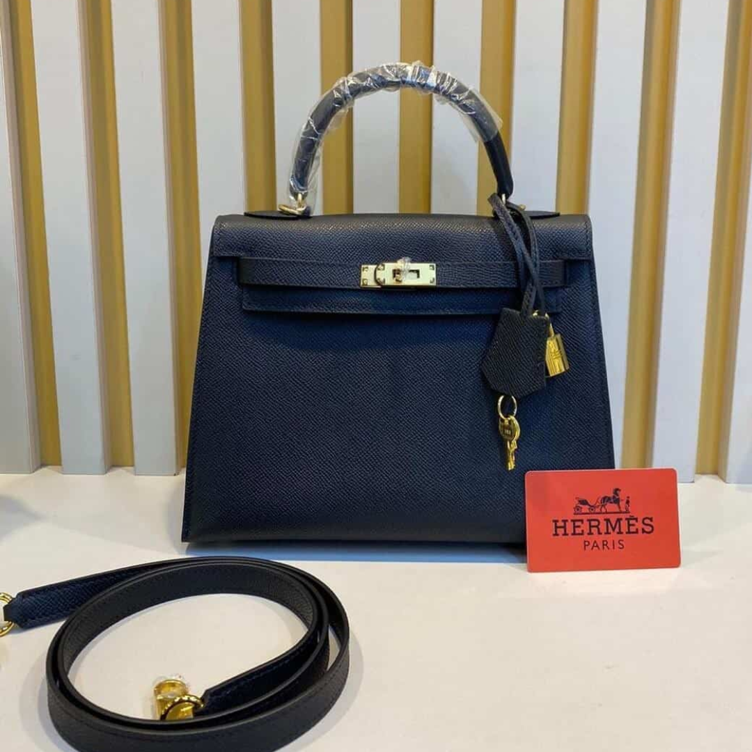 HERMÈS KELLY 28 BAG WITH GOLD HARDWARE IN BLACK
