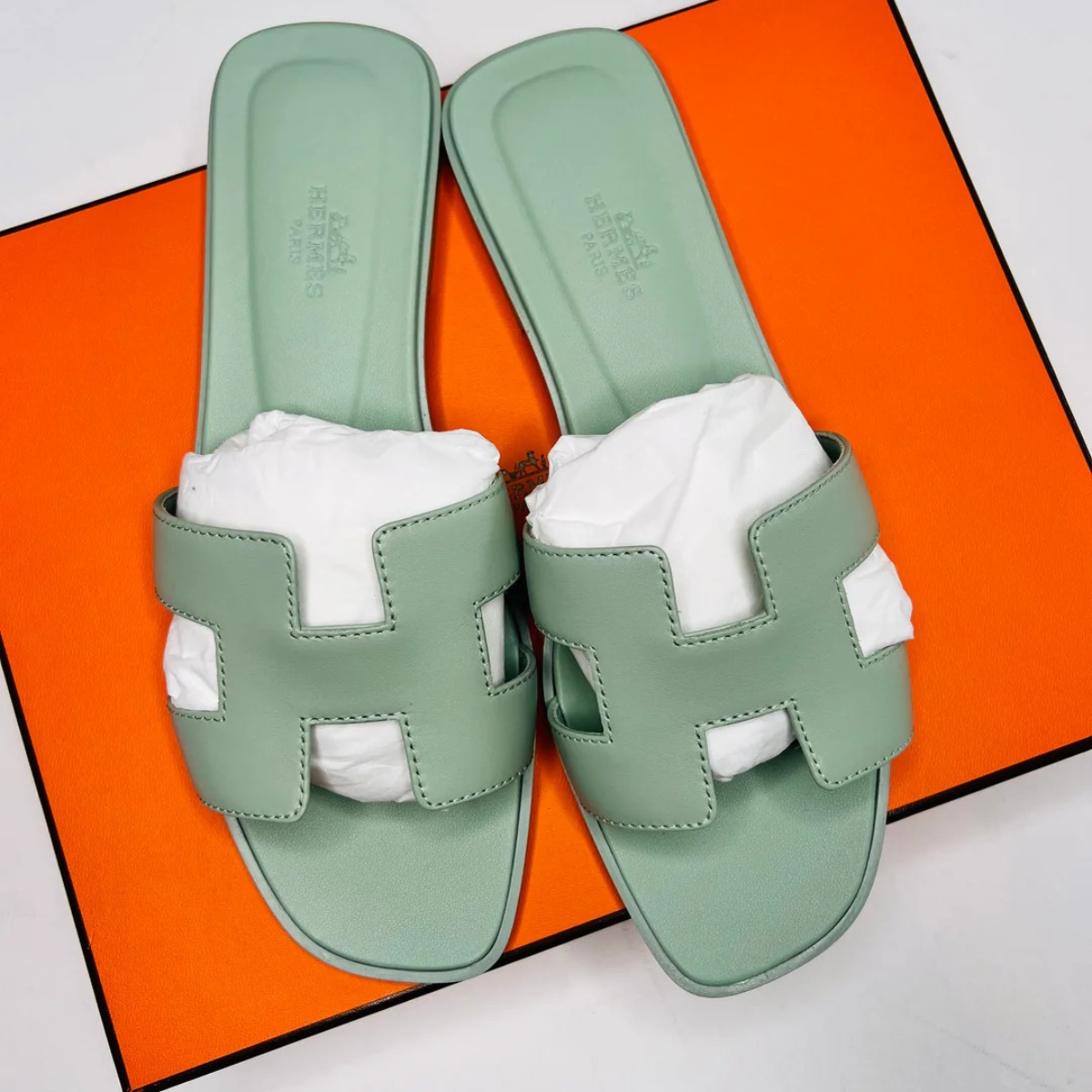 HERMÈS SET – KELLY 28 VERT D’EAU ALLIGATOR LIMITED EDITION & ORAN SANDALS GREEN